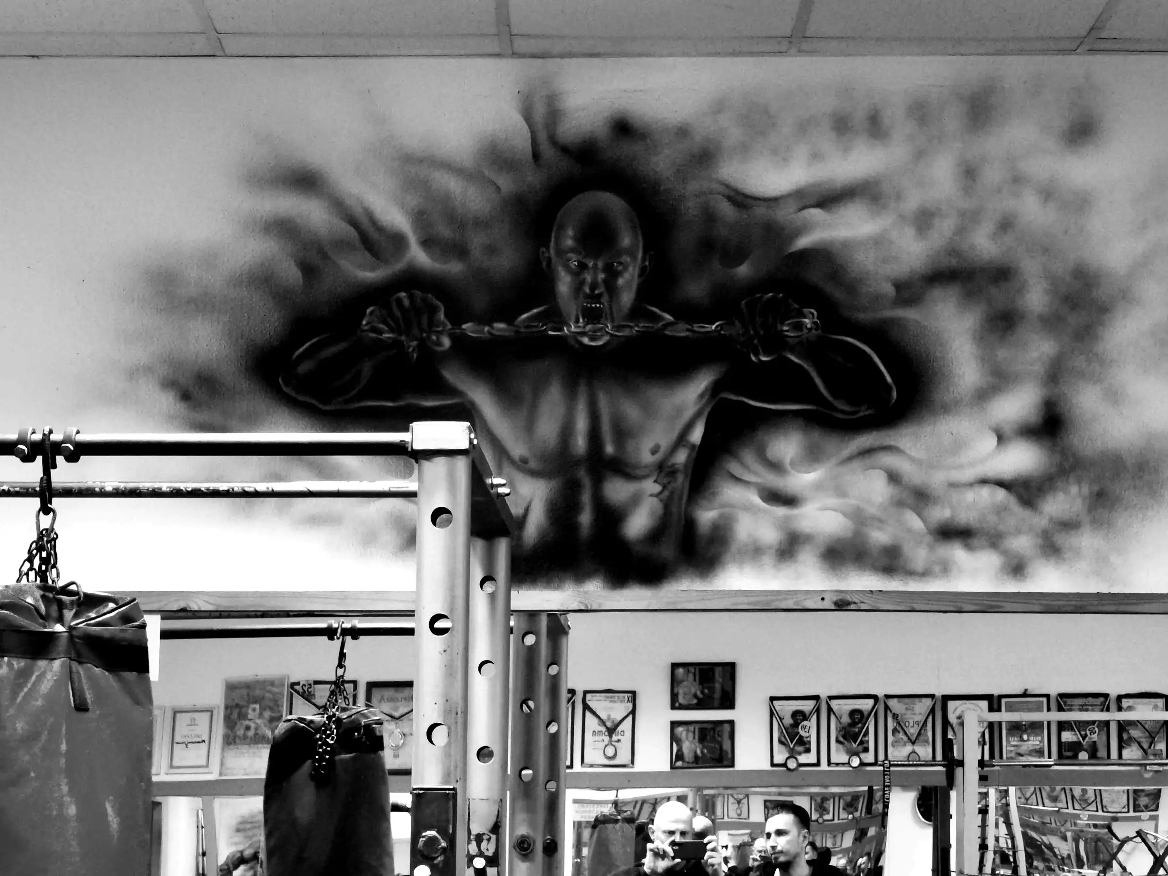 Mural na zidu sale, ispod njega džakovi za boks